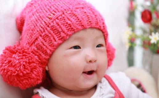 何姓阳光活泼的女生名字